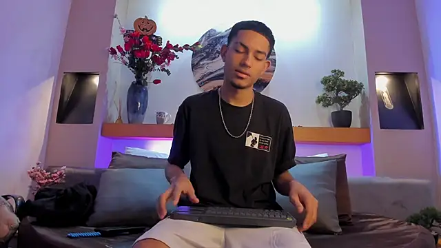 Snapshot of Adonis_WB chatting on 10-11-25, 08:32 Adonis WB online show from 10-11-25, 08:32