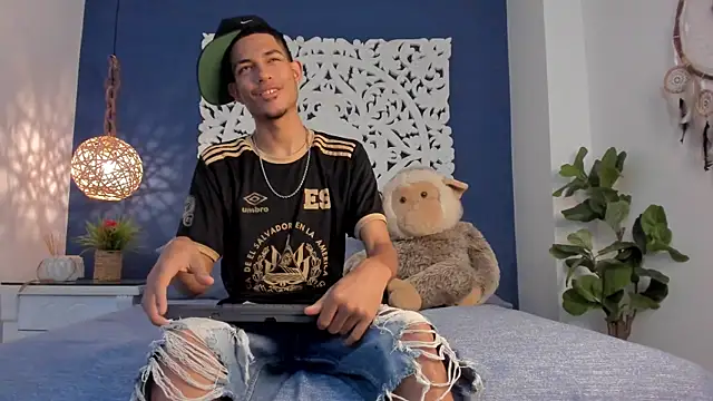 Snapshot of Adonis_WB chatting on 09-17-25, 08:33 Adonis WB online show from 09-17-25, 08:33