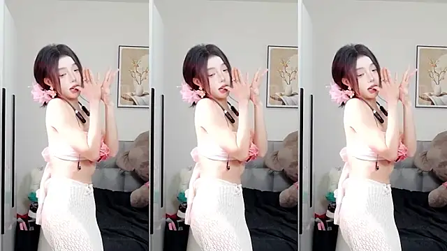 Flower hua online show from 10-18-25, 03:47