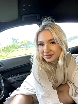 Snapshot of Kiss_Avrora_ chatting on 09-18-25, 04:15 Kiss Avrora  online show from 09-18-25, 04:15