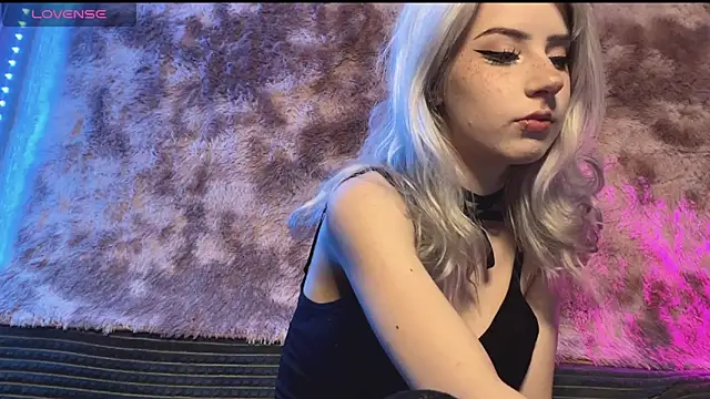 Snapshot of snowy_lisa chatting on 04-10-26, 04:47 snowy lisa online show from 04-10-26, 04:47