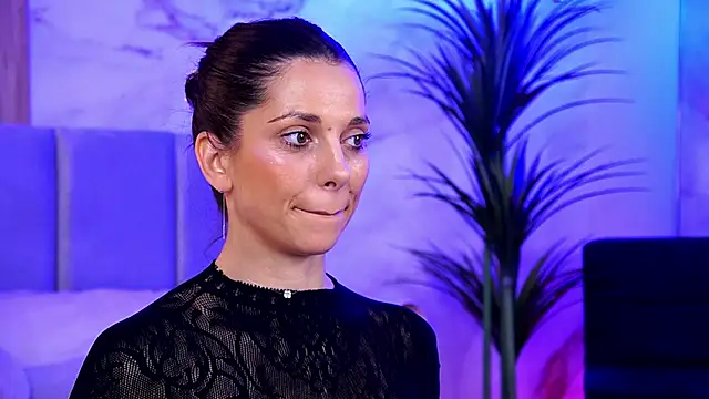 EllyLynn online show from 10-19-25, 08:00