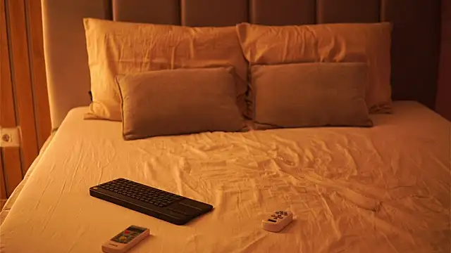 EllyLynn online show from 10-04-25, 08:27