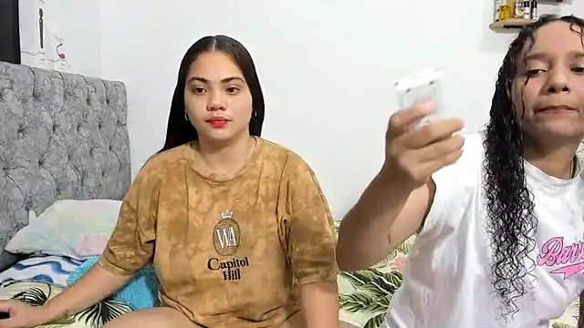 Snapshot of nay_and_aleja1 chatting on 11-22-25, 03:38 nay and aleja1 online show from 11-22-25, 03:38