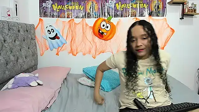 Snapshot of nay_and_aleja1 chatting on 10-30-25, 02:32 nay and aleja1 online show from 10-30-25, 02:32