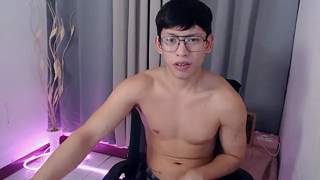 Snapshot of pinkcock_froi2305 chatting on 04-24-26, 03:52 pinkcock froi2305 online show from 04-24-26, 03:52