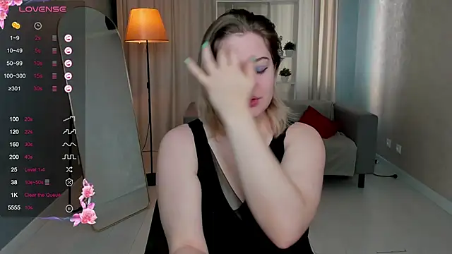 Snapshot of HelenHartt chatting on 10-20-25, 01:40 HelenHartt online show from 10-20-25, 01:40