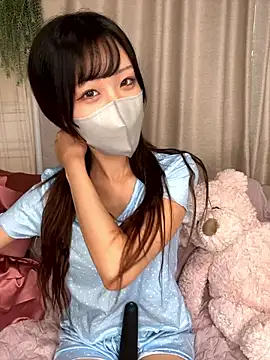 Snapshot of emiiiii1001 chatting on 10-21-25, 04:23 emiiiii1001 online show from 10-21-25, 04:23