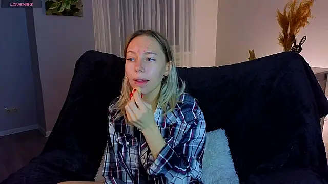 NyxaThorn online show from 11-28-25, 02:39