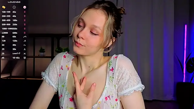 Snapshot of Tender_beauty chatting on 05-16-26, 06:07 Tender beauty online show from 05-16-26, 06:07