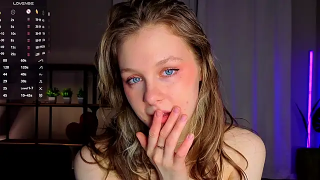 Snapshot of Tender_beauty chatting on 05-17-26, 05:57 Tender beauty online show from 05-17-26, 05:57