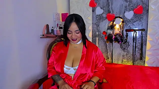 Snapshot of Luciana_r chatting on 02-15-26, 01:32 Luciana r online show from 02-15-26, 01:32