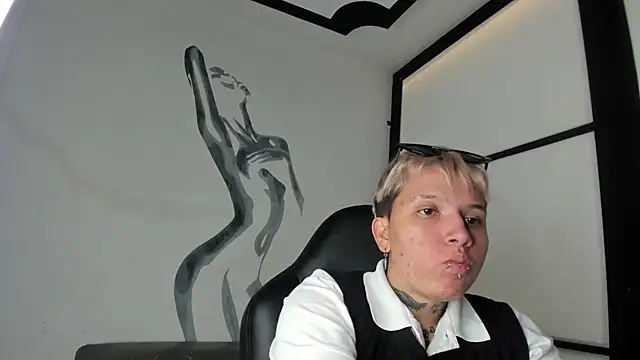 Snapshot of AlanRed_ chatting on 10-03-25, 04:36 AlanRed online show from 10-03-25, 04:36