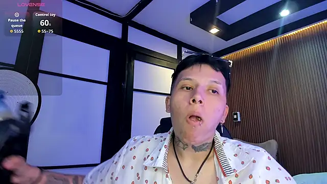 Snapshot of AlanRed_ chatting on 10-21-25, 07:46 AlanRed online show from 10-21-25, 07:46