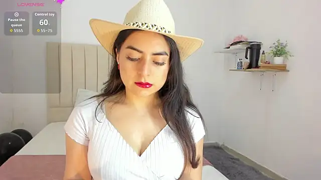 Snapshot of sashaa_petit chatting on 09-15-25, 12:05 sashaa petit online show from 09-15-25, 12:05