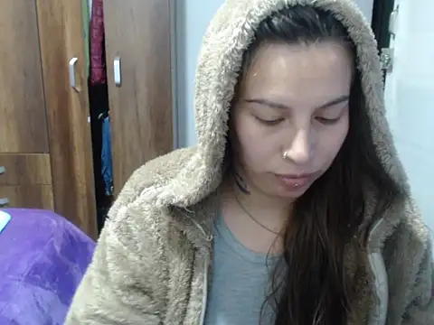 Snapshot of cloequeen15 chatting on 10-23-25, 08:18 cloequeen15 online show from 10-23-25, 08:18