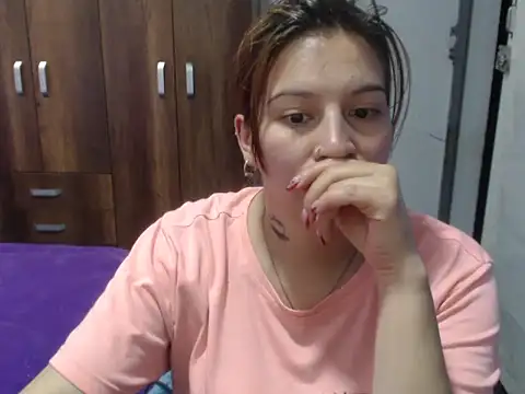 Snapshot of cloequeen15 chatting on 10-16-25, 06:16 cloequeen15 online show from 10-16-25, 06:16