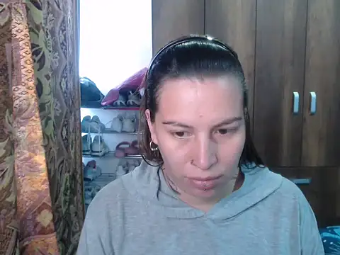 Snapshot of cloequeen15 chatting on 01-08-26, 04:46 cloequeen15 online show from 01-08-26, 04:46