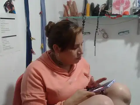 Snapshot of cloequeen15 chatting on 09-10-25, 05:56 cloequeen15 online show from 09-10-25, 05:56