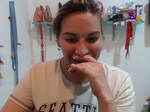 Snapshot of cloequeen15 chatting on 09-08-25, 06:51 cloequeen15 online show from 09-08-25, 06:51