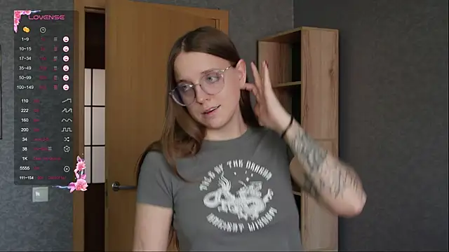 Snapshot of Violetwin chatting on 05-20-26, 10:34 Violetwin online show from 05-20-26, 10:34