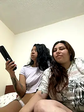 Snapshot of Lincy_and_hanna chatting on 09-15-25, 01:39 Lincy and hanna online show from 09-15-25, 01:39