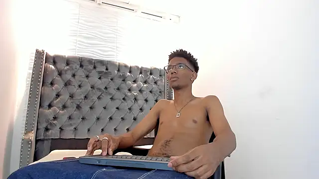 Snapshot of nero_reyd chatting on 09-18-25, 07:28 nero reyd online show from 09-18-25, 07:28