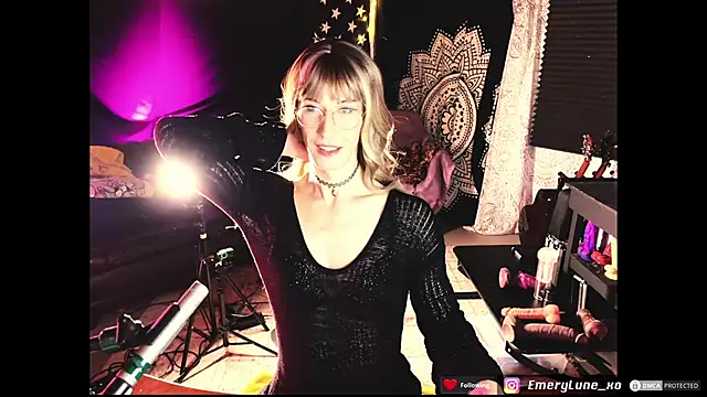 Snapshot of EmeryLune_xo chatting on 06-10-26, 02:13 EmeryLune xo online show from 06-10-26, 02:13