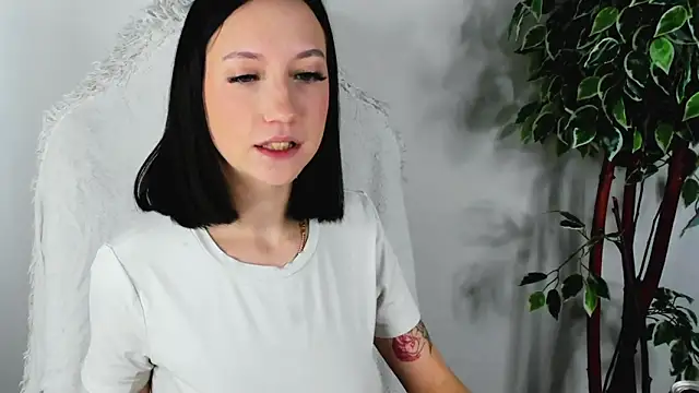 EileenMoores online show from 09-18-25, 05:43