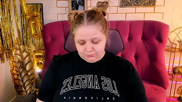 Snapshot of SladaDell chatting on 02-19-26, 09:17 SladaDell online show from 02-19-26, 09:17