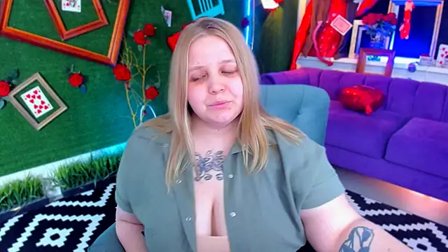 Snapshot of SladaDell chatting on 02-25-26, 02:28 SladaDell online show from 02-25-26, 02:28