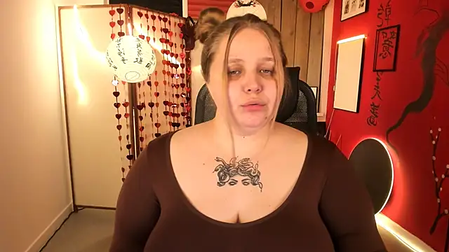 Snapshot of SladaDell chatting on 02-18-26, 04:03 SladaDell online show from 02-18-26, 04:03