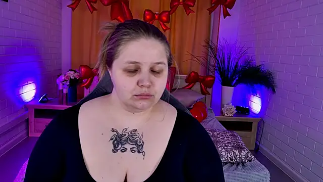 Snapshot of SladaDell chatting on 02-15-26, 09:19 SladaDell online show from 02-15-26, 09:19