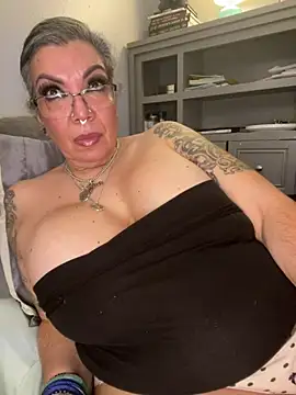 Snapshot of dieseldame1313 chatting on 02-20-26, 06:26 dieseldame1313 online show from 02-20-26, 06:26