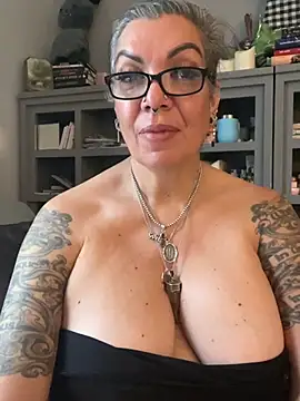 dieseldame1313 online show from 05-17-26, 10:21