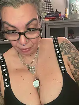 dieseldame1313 online show from 05-21-26, 11:13