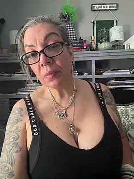 dieseldame1313 online show from 05-14-26, 11:24