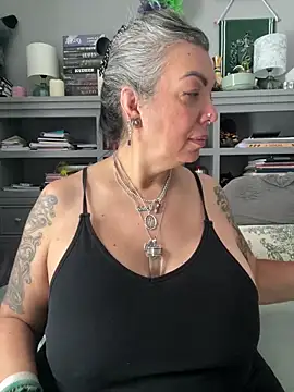 dieseldame1313 online show from 06-10-26, 03:02
