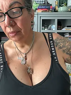 dieseldame1313 online show from 06-18-26, 10:26