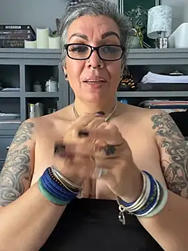 dieseldame1313 online show from 04-05-26, 10:16