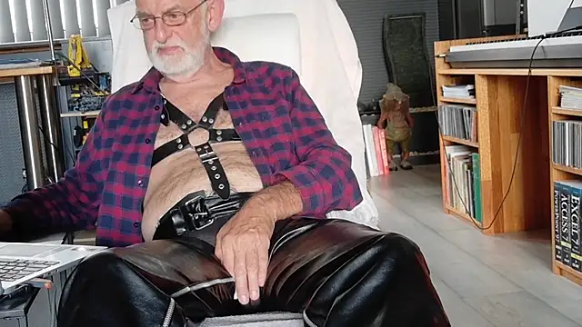 ewaldwillems99 online show from 10-17-25, 01:24