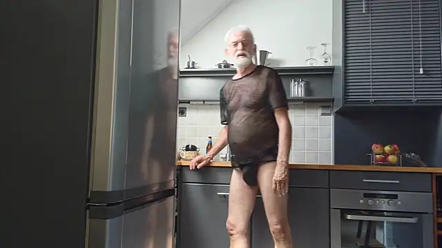 Snapshot of ewaldwillems99 chatting on 05-31-26, 01:06 ewaldwillems99 online show from 05-31-26, 01:06