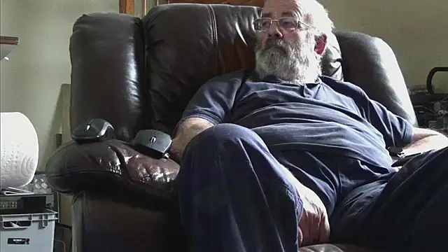 Snapshot of janzer13 chatting on 10-18-25, 01:02 janzer13 online show from 10-18-25, 01:02