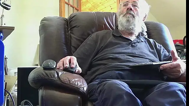 Snapshot of janzer13 chatting on 07-24-26, 01:07 janzer13 online show from 07-24-26, 01:07