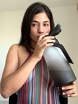 Snapshot of LauraCatalina chatting on 09-21-25, 12:54 LauraCatalina online show from 09-21-25, 12:54