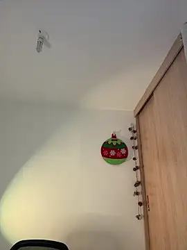 LauraCatalina online show from 12-19-25, 12:18