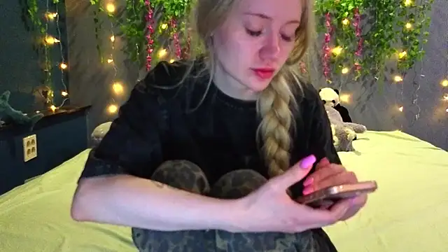 Lillie Berry online show from 07-18-26, 04:21