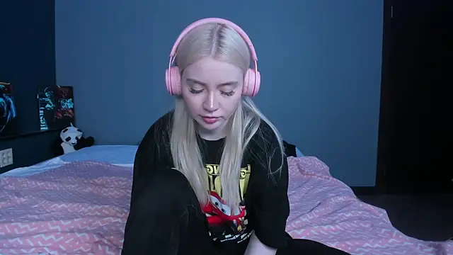 Snapshot of Lillie_Berry chatting on 05-23-26, 04:44 Lillie Berry online show from 05-23-26, 04:44