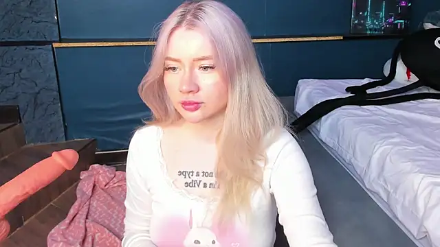 Snapshot of Lillie_Berry chatting on 04-20-26, 04:48 Lillie Berry online show from 04-20-26, 04:48