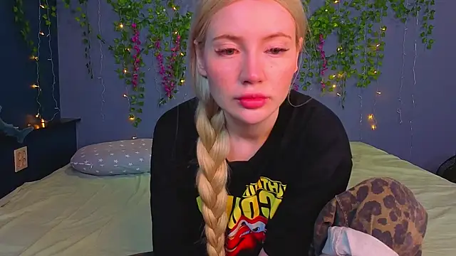 Lillie Berry online show from 07-19-26, 04:21